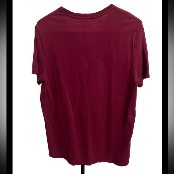 Maroon GUESS Mens T Shirt Sz M Gold Logo Triangle V-neck 100% Cotton Designer - Picture 4 of 7